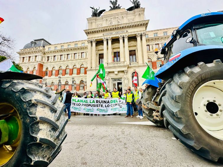 Los agricultores de la tractorada extremeña llegan a Madrid para reivindicar el futuro del campo