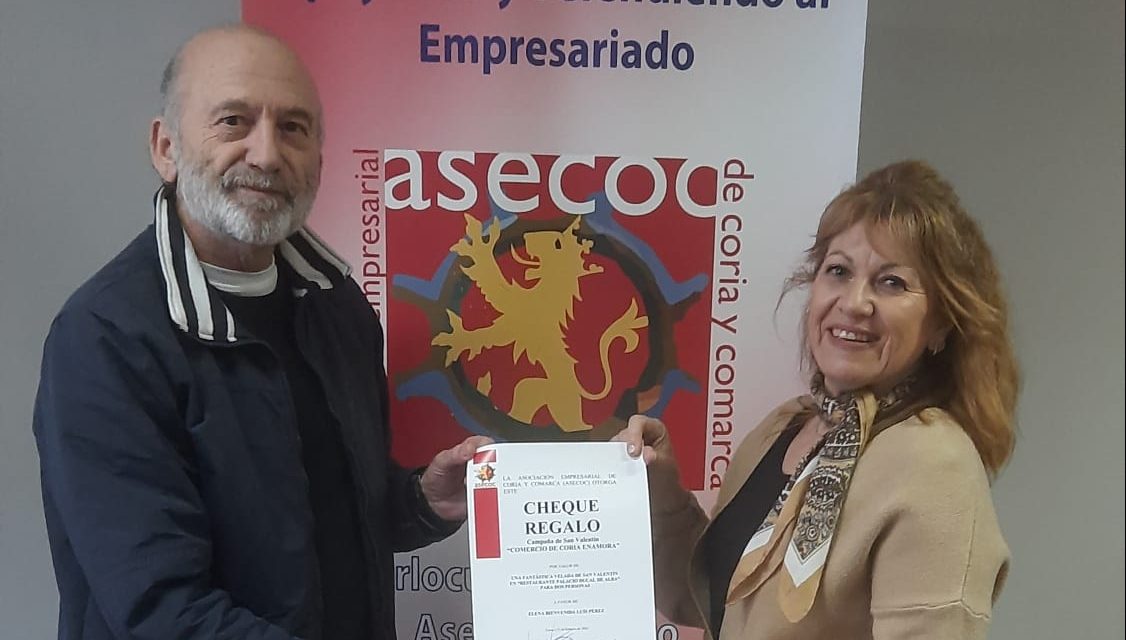 ASECOC finaliza la campaña comercial de San Valentín con la entrega del premio a la ganadora