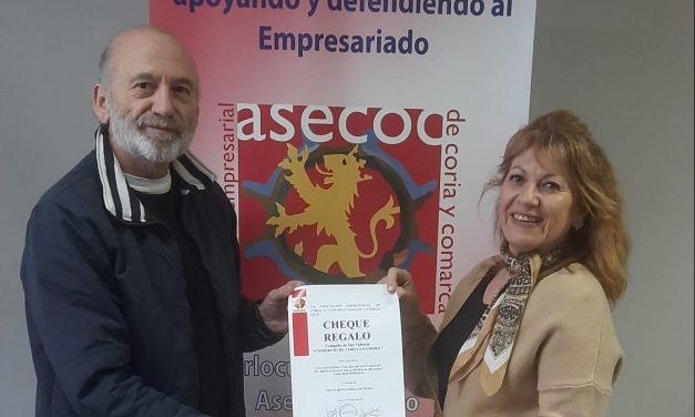 ASECOC finaliza la campaña comercial de San Valentín con la entrega del premio a la ganadora