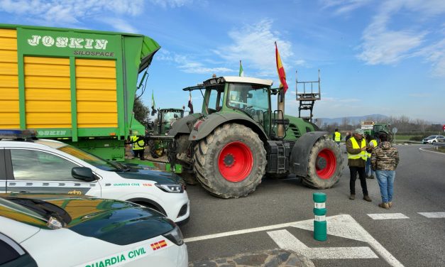 Agricultores y ganaderos siguen con las protestas y cortan seis carreteras en Extremadura