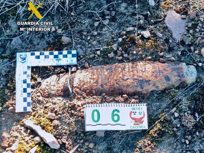 La Guardia Civil desactiva un proyectil de artillería de la Guerra Civil hallado en un olivar