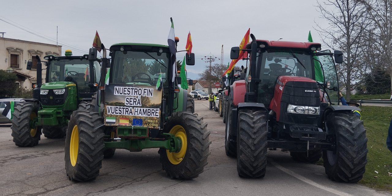 Los agricultores vuelven a cortar las carreteras extremeñas en la quinta jornada de protestas