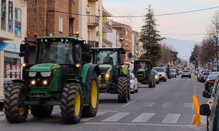 Cientos de tractores llenan las carreteras extremeñas en protesta por la situación del campo