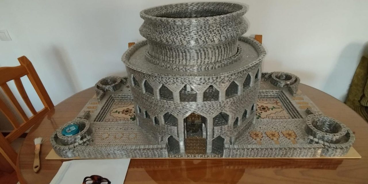Un vecino de Saucedilla consigue recrear un castillo con más de 50.000 anillas de latas