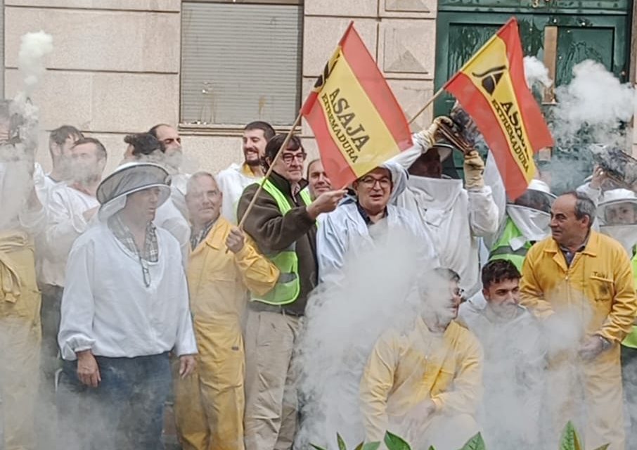 Decenas de agricultores lanzan huevos, miel y judías a las puertas de la Subdelegación del Gobierno en Cáceres