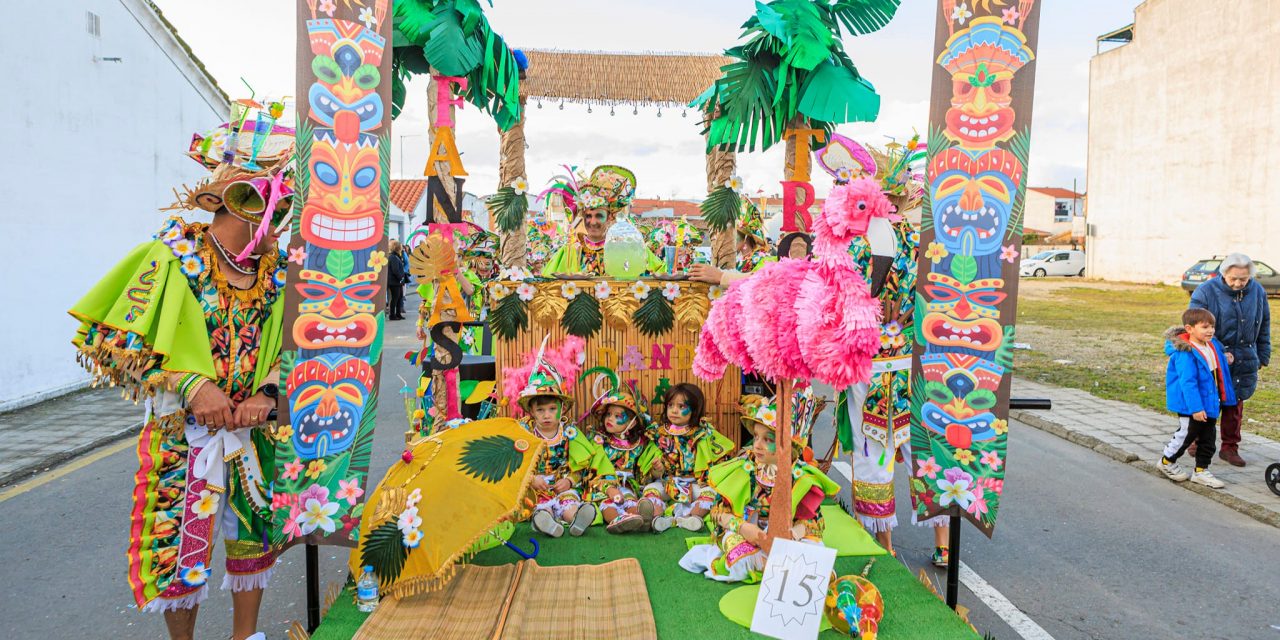 «Fantasía Tropical» se lleva el primer premio en el desfile de grupos del Carnaval de Moraleja