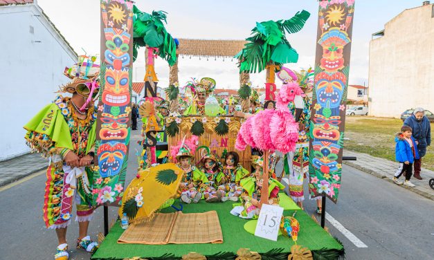 «Fantasía Tropical» se lleva el primer premio en el desfile de grupos del Carnaval de Moraleja