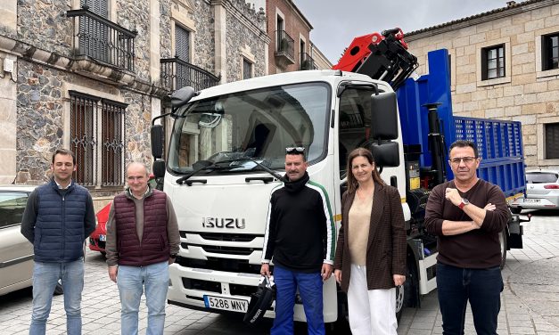 El Ayuntamiento de Coria invierte 120.000 euros en modernizar su flota con un nuevo camión