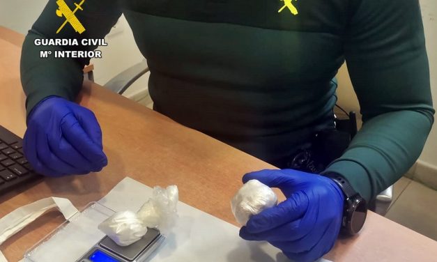 La Guardia Civil detiene a un conductor drogado, sin carnet y con 600 dosis de droga en el coche