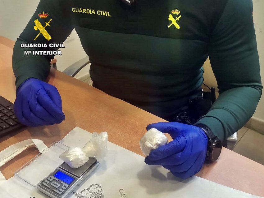 La Guardia Civil detiene a un conductor drogado, sin carnet y con 600 dosis de droga en el coche