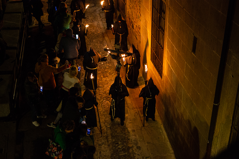 El Cristo Negro enmudece la ciudad intramuros de Cáceres en la madrugada del Miércoles Santo