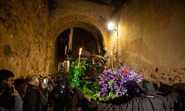 El Cristo Negro enmudece la ciudad intramuros de Cáceres en la madrugada del Miércoles Santo