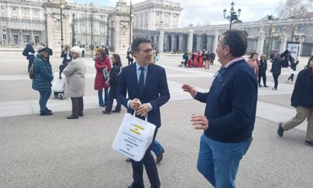 Agricultores extremeños entregan al ministro Planas una placa como persona «non grata»