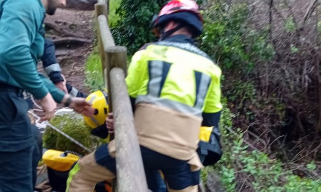 Bomberos de la Diputación de Cáceres rescatan a una mujer que había caído por un barranco