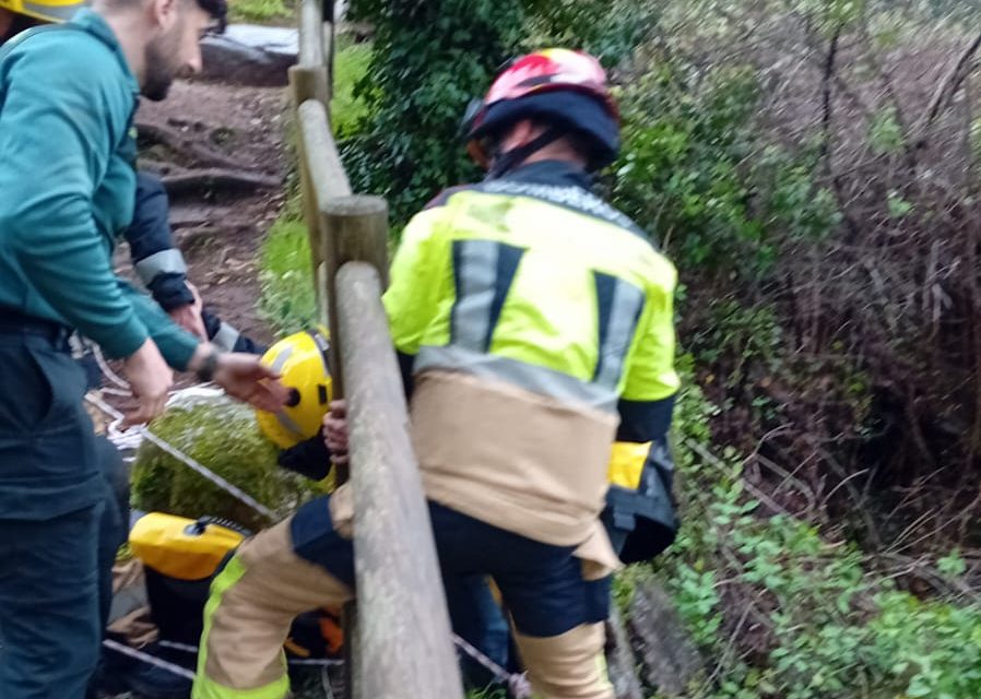 Bomberos de la Diputación de Cáceres rescatan a una mujer que había caído por un barranco