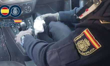 VIDEO: Encuentran en el interior de un vehículo una bolsa con más de 100 gramos de cocaína