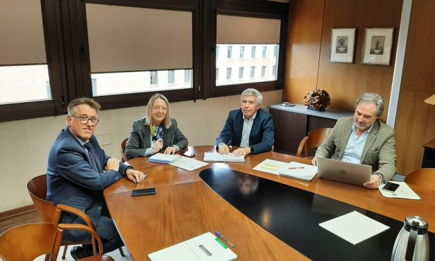 La Junta y ACUAES se reúnen para impulsar el abastecimiento de agua a Cabezuela y Pasarón