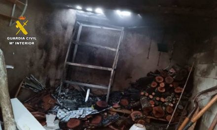 La Guardia Civil rescata a una mujer del incendio de su vivienda originado por cenizas