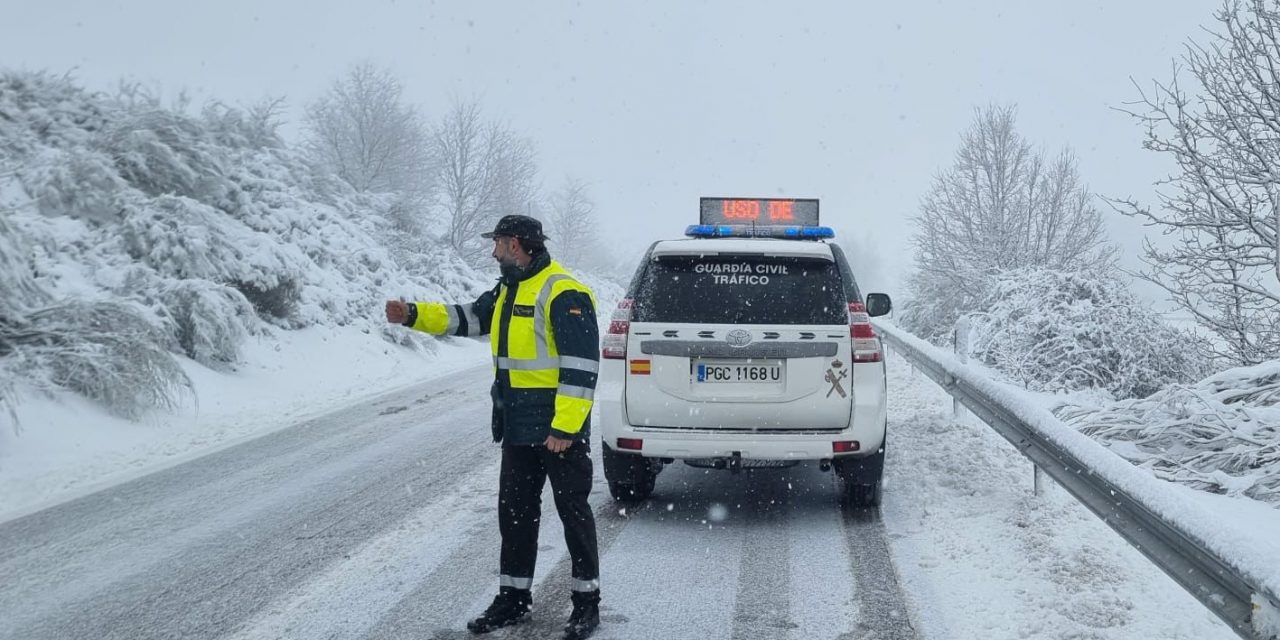 Una mujer es rescatada por la Guardia Civil al negarle ayuda su servicio de asistencia en carretera