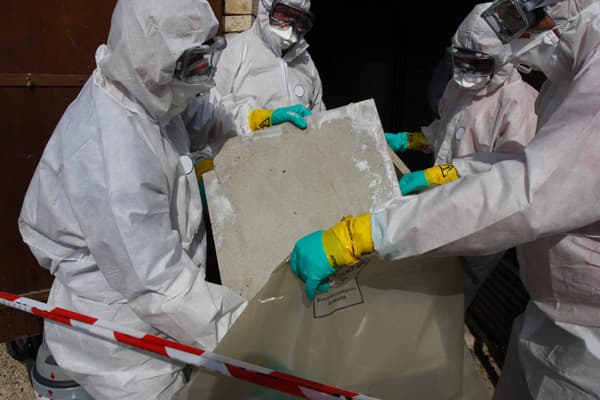 La Junta aborda las condiciones de seguridad de las empresas de retirada de amianto