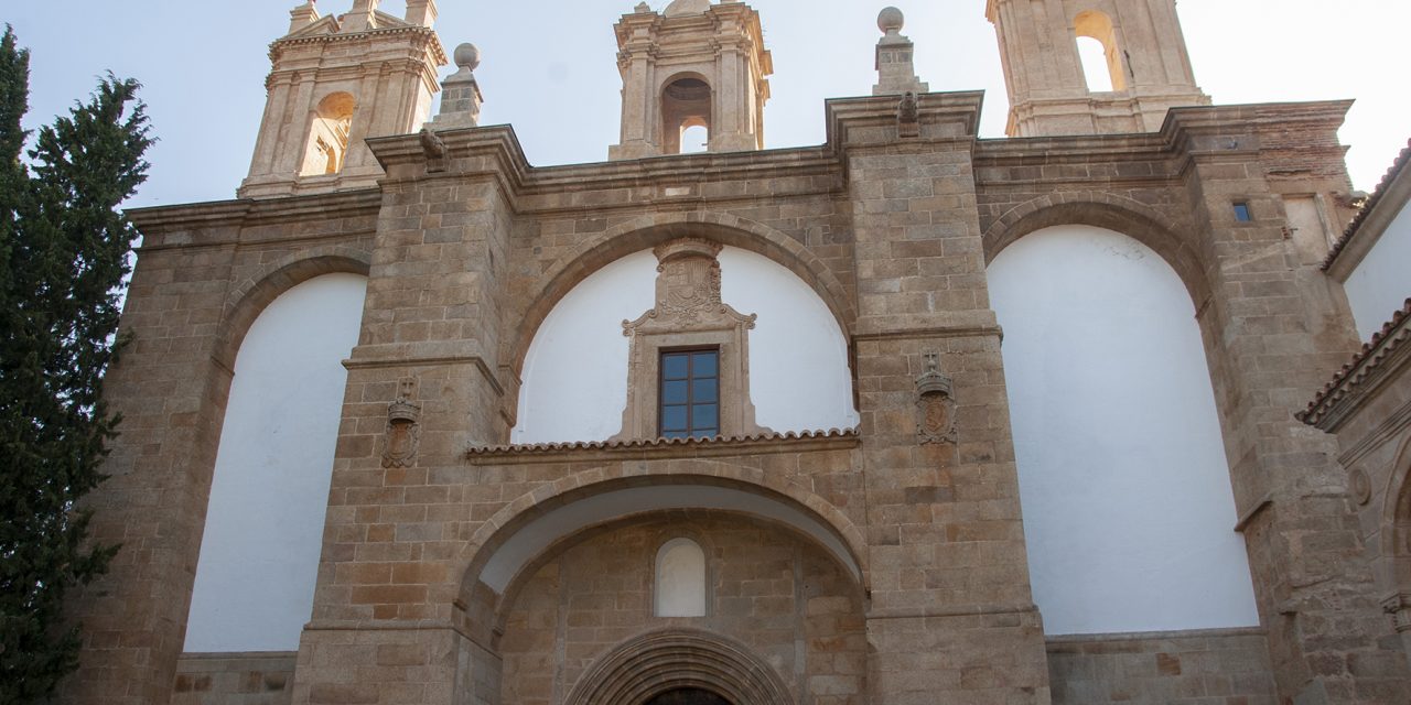 La fachada del Monasterio de San Francisco en Cáceres recupera su esplendor