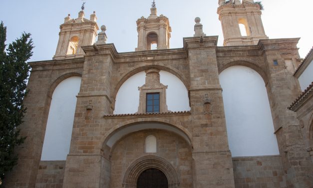 La fachada del Monasterio de San Francisco en Cáceres recupera su esplendor