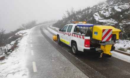 La carretera de acceso al Pico Villuercas continúa cortada por nieve y hielo