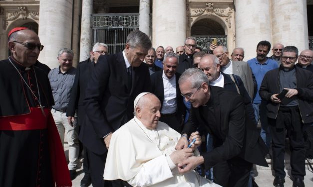 El rector del Seminario de Cáceres obsequia al Papa Francisco con una pulsera
