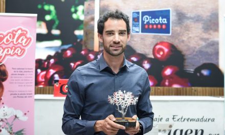 El bicampeón mundial de marcha, Álvaro Martín, recibe el Premio a la Excelencia Picota del Jerte