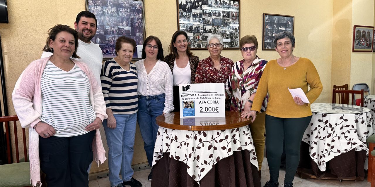 La Asociación de Mujeres de Coria y Comarca entrega un cheque por valor de 2.000 euros para AFA Coria