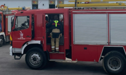 Los bomberos rescatan a dos personas que quedaron atrapadas en unos zarzales tras tener un accidente