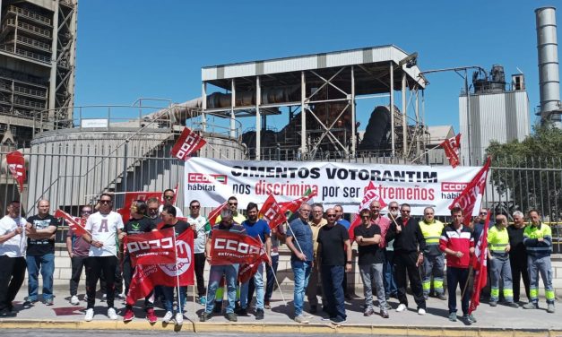 La plantilla de la cementera de Alconera protesta por discriminación laboral