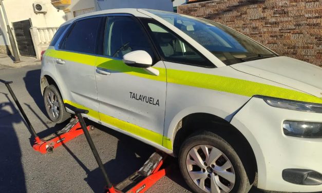 Un vehículo del Ayuntamiento de Talayuela aparece con las cuatro ruedas rajadas