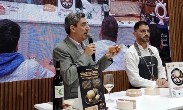 El chef del restaurante Versátil promociona la Torta del Casar en el Salón Gourmets de Madrid