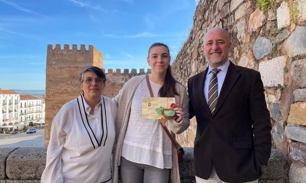 Mari Ángeles Rey gana 200 euros por encontrar una de las gallinas de los huevos de oro