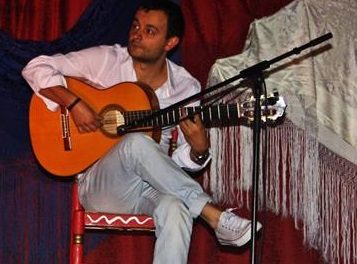 El cantante extremeño Fernando Triviño compone una emotiva canción en apoyo a niños con autismo