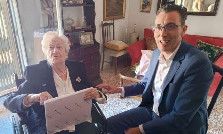 La cacereña María Antonia Alvarado, de 100 años, recibe el diploma ‘Centenario Telefónica’
