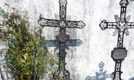 Buscan a familiares de dos fallecidos hace un siglo en Guijo de Granadilla para ampliar el cementerio