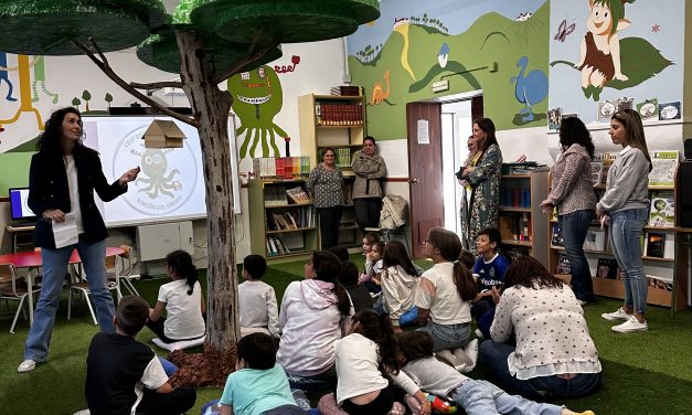 Almudena Domingo visita la biblioteca del colegio San José de Rincón tras su remodelación