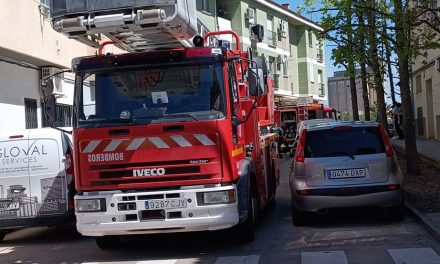 Un incendio provoca daños materiales en un edificio situado en la calle Alhambra de Coria