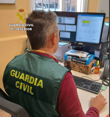 La Guardia Civil tras la pista de los dos hombres que se llevaron más de 100 móviles de una tienda de Coria