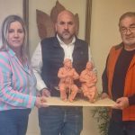 Talayuela rinde homenaje a los mayores con una escultura del artista «Jere»