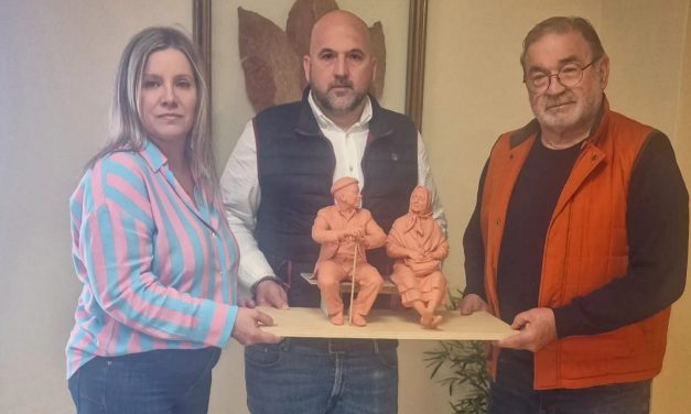 Talayuela rinde homenaje a los mayores con una escultura del artista «Jere»