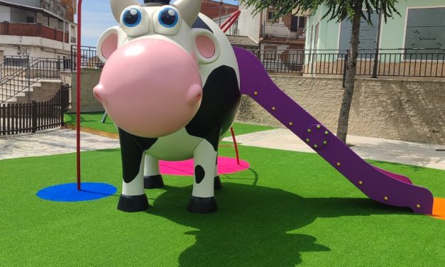 Talayuela se inspira en una granja para crear una nueva zona de juego infantil