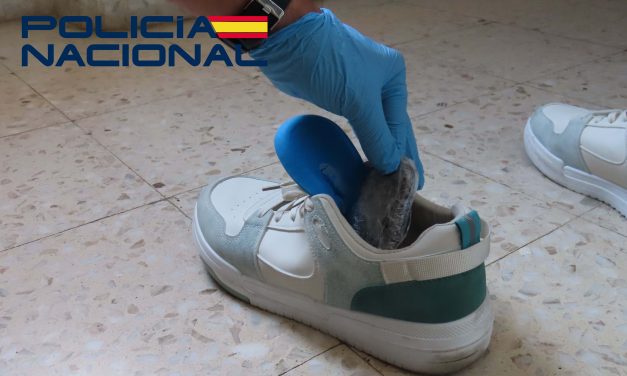 La Policía Nacional detiene a un hombre que intentó meter en la cárcel droga oculta en sus zapatillas