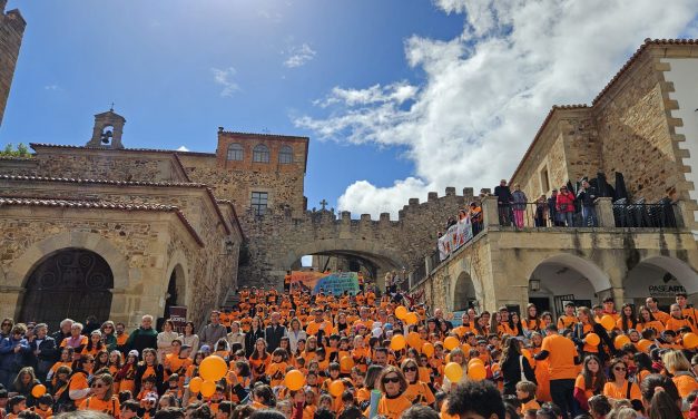 Más de 700 alumnos marchan contra el acoso escolar en una marcha organizada en Cáceres