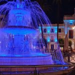 La fachada del Ayuntamiento de Mérida se ilumina de azul y púrpura para visibilizar el Huntington