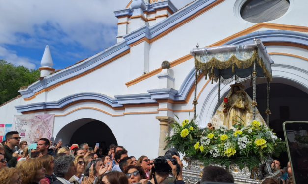 Cientos de personas arropan a la Virgen de Argeme a su llegada a Coria